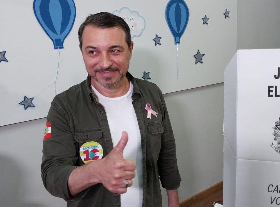 Carlos Moisés vota no Colégio São José em Tubarão e vai aguardar o resultado final das eleições em Florianópolis