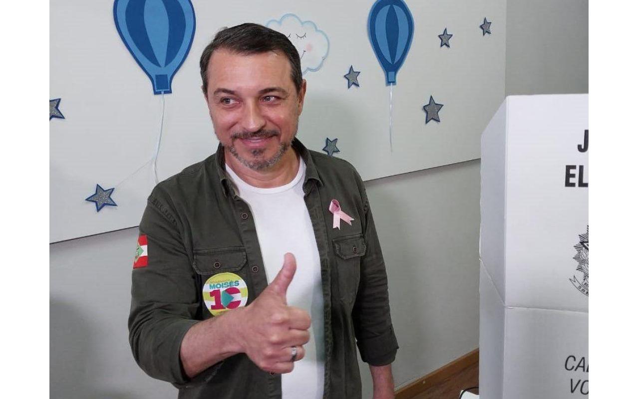 Carlos Moisés vota no Colégio São José em Tubarão e vai aguardar o resultado final das eleições em Florianópolis