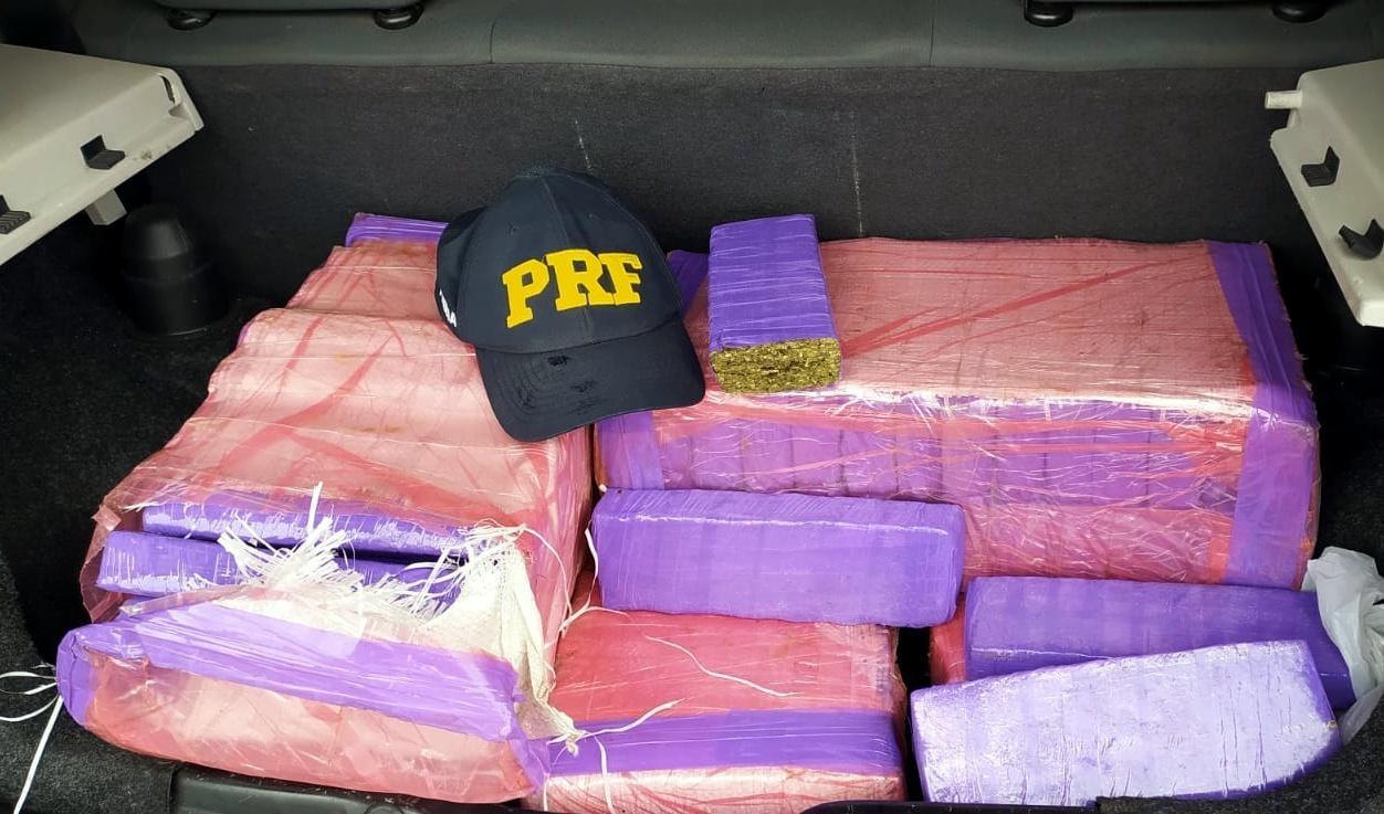 Carregamento com 100 kg de maconha é interceptado pela PRF 