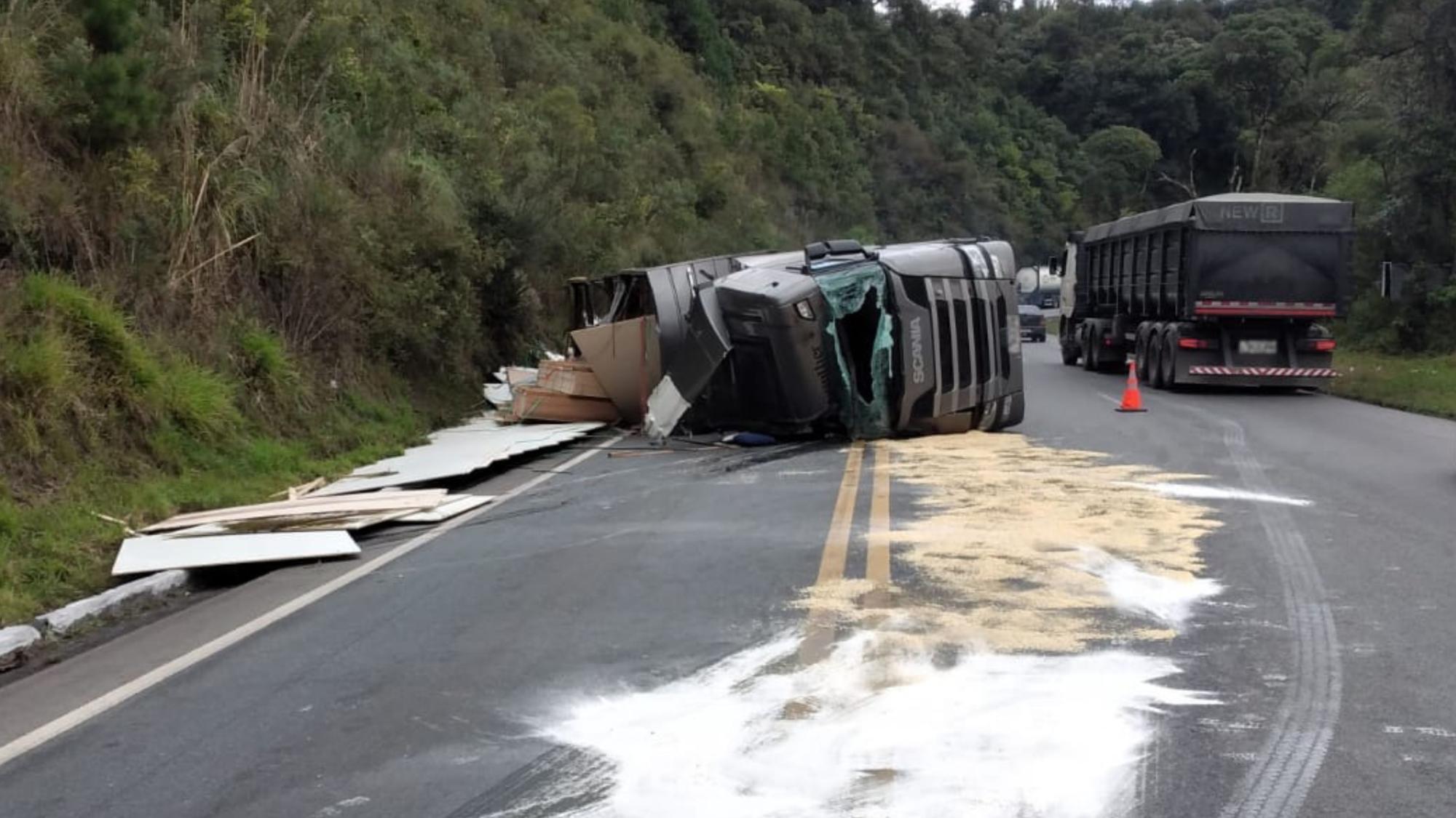 Carreta carregada com MDF tomba na BR-470 em Pouso Redondo