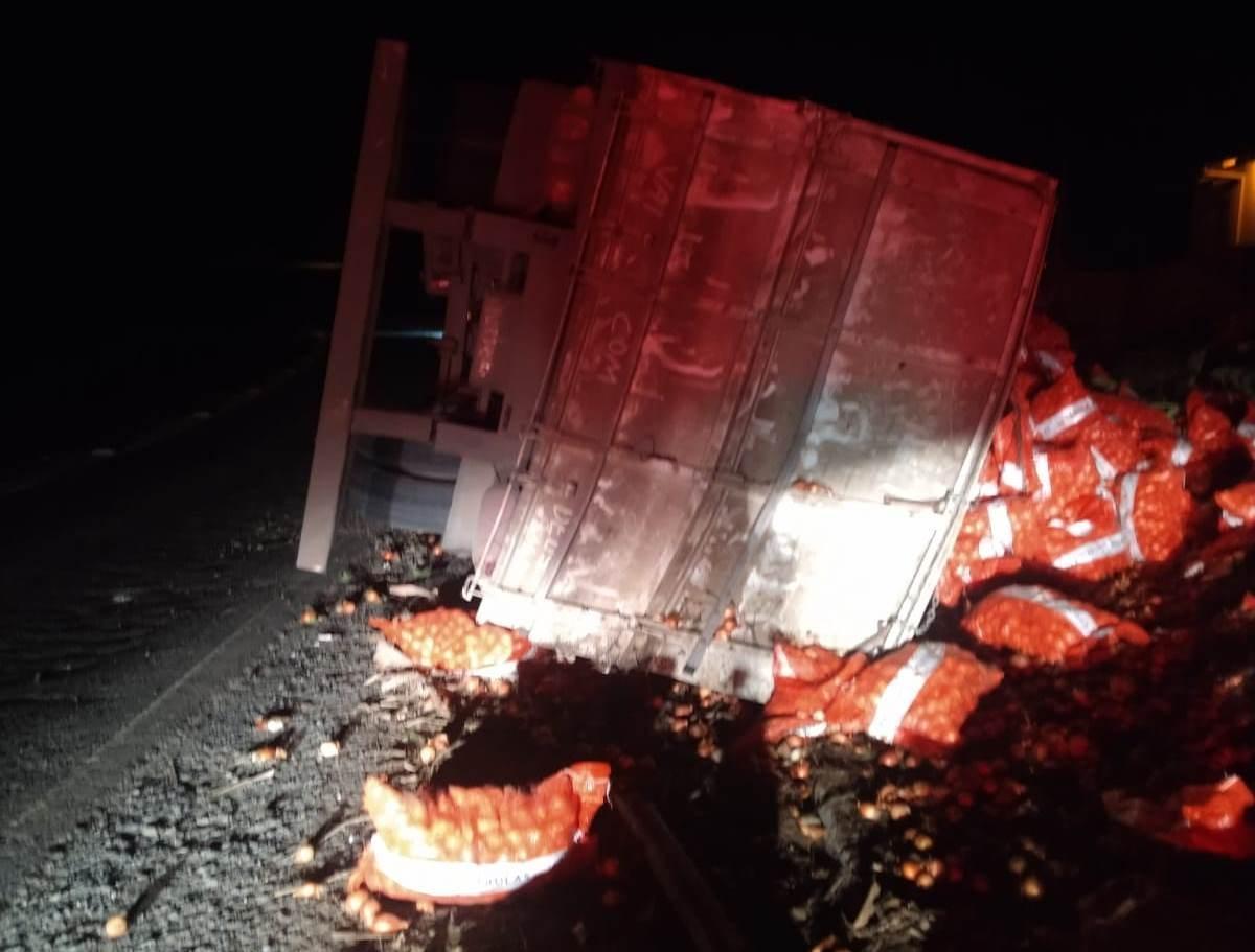 Carreta carregada de cebola tomba na SC-350 