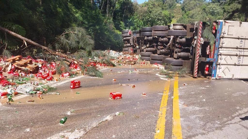 Carreta carregada de cerveja tomba e interdita BR-282