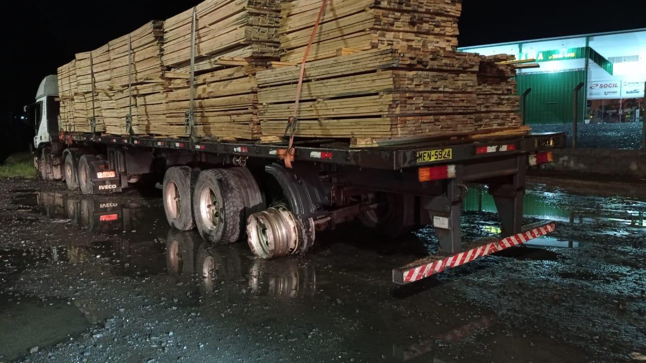 Carreta carregada de madeira sem pneu é abordada pela polícia no Alto Vale