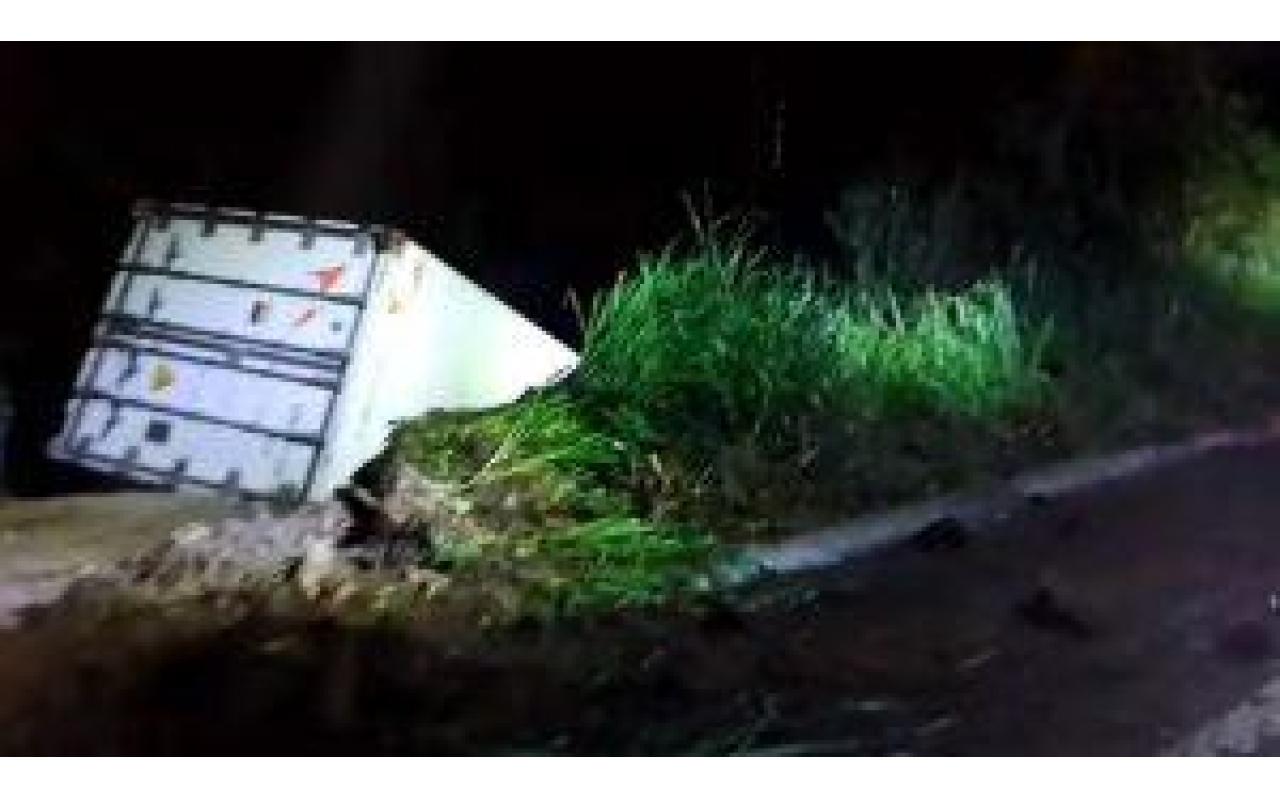 Carreta desgovernada causa acidente grave na Serra de Ibirama
