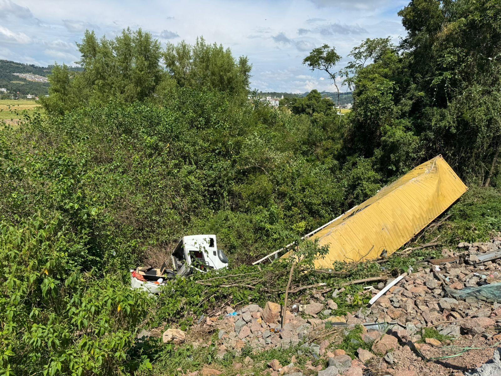Carreta sai da pista na BR-470 e adolescente que estava na cabine fica ferido