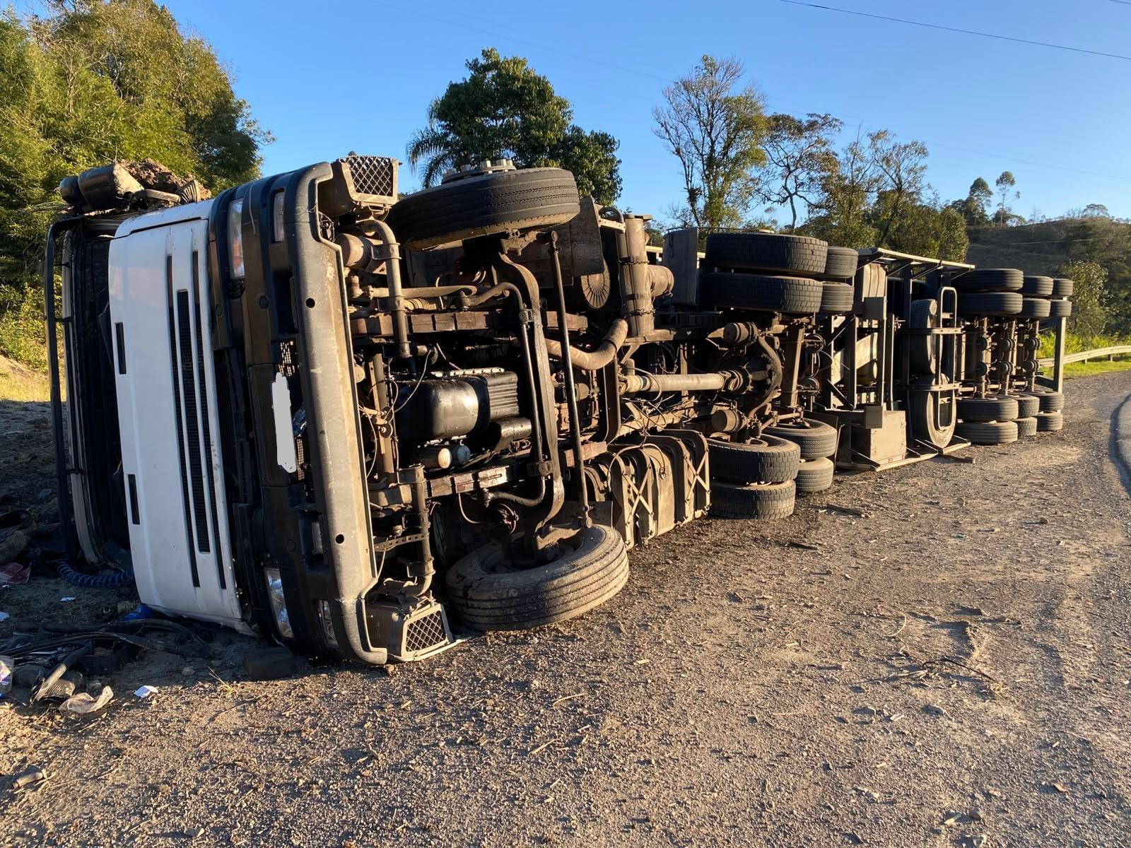 Carreta tomba às margens da BR-470 em Pouso Redondo