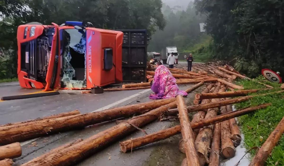 Carreta tomba na BR-282, deixa vítimas e bloqueia pistas