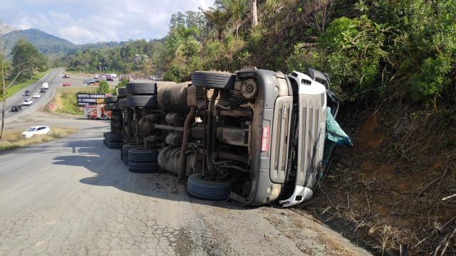 Carreta tomba na BR-470 e carga é saqueada 