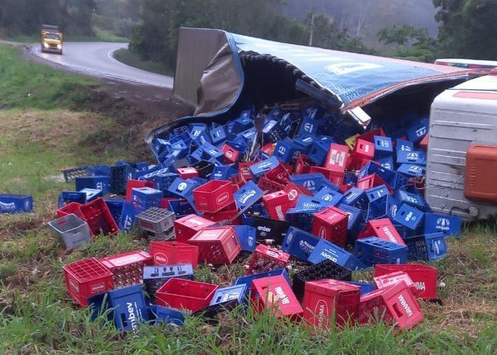 Carreta tomba na BR-470 em Lontras; ocupantes tiveram apenas ferimentos