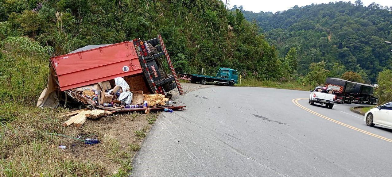 Carreta tomba na BR-470 em Pouso Redondo