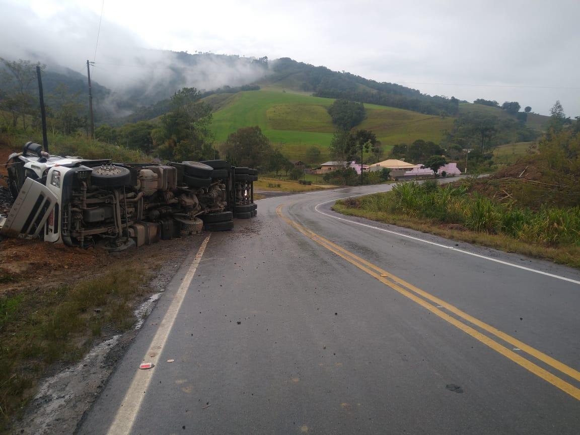 Carreta tomba na SC-350 em Alfredo Wagner e motorista fica ferido