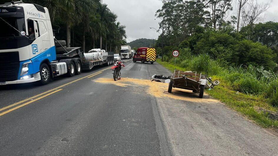 Carretinha se solta, atinge moto e jovem morre na BR-470