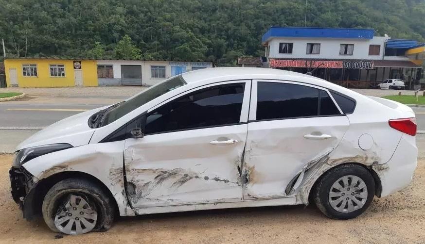 Carro bate em caminhão estacionado na BR-470