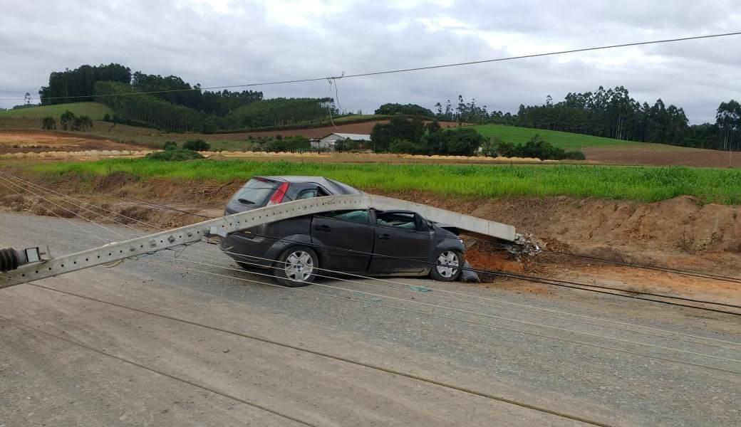 Carro bate em poste que cai sobre o veículo em Ituporanga
