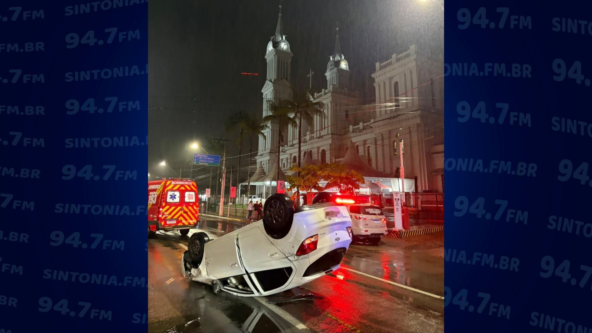 Carro bate em veículo estacionado, capota e motorista foge em Rio do Sul