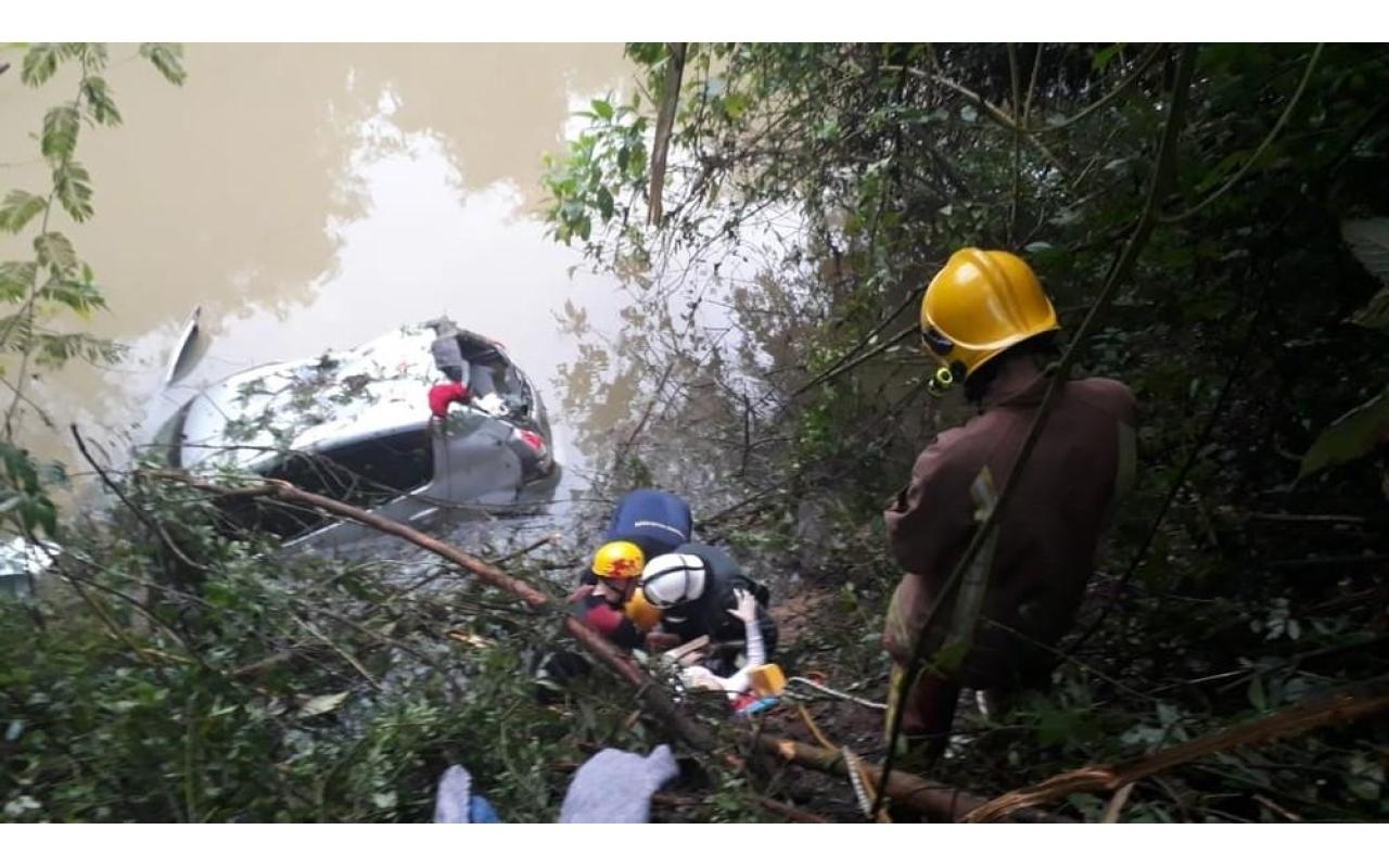 Carro cai em rio após descer ribanceira e deixa 2 feridos no Alto Vale do Itajaí