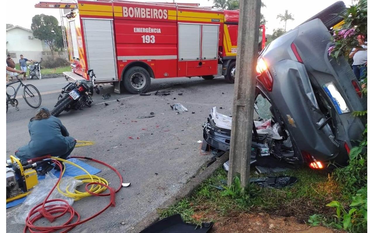 Carro capota após colisão com moto em Ituporanga; condutores ficaram feridos