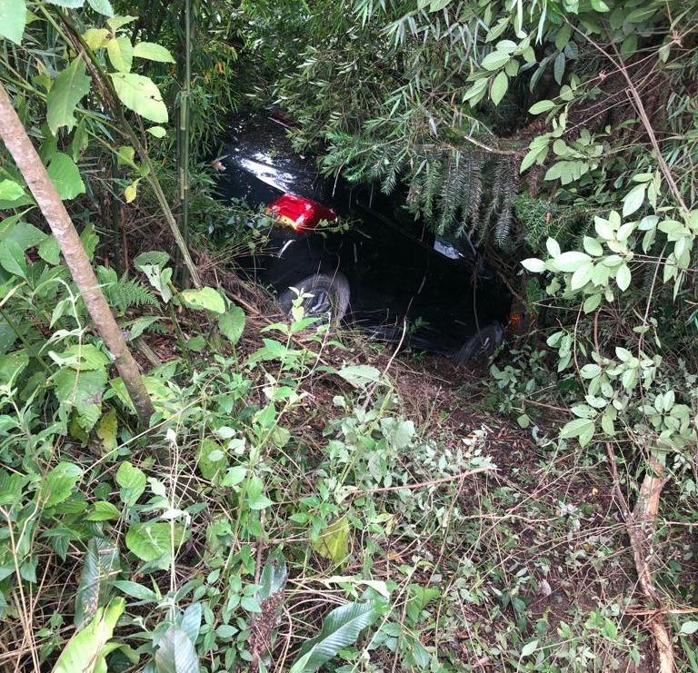 Carro capota após saída de pista na BR-282 em Bom Retiro