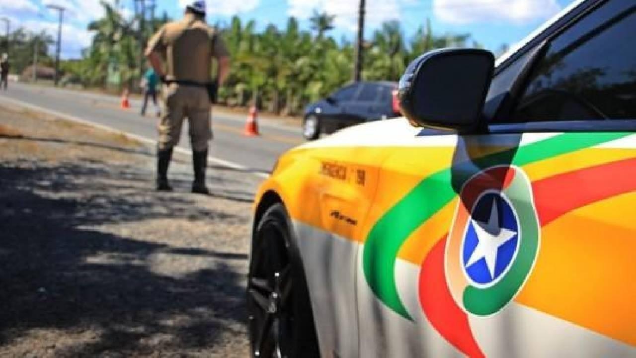 Carro capota e colide em poste no município de Vidal Ramos