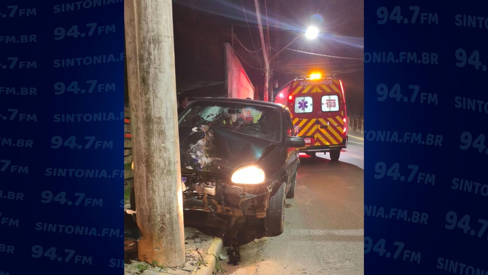 Carro colide em poste e motorista sai do local antes da chegada da PM