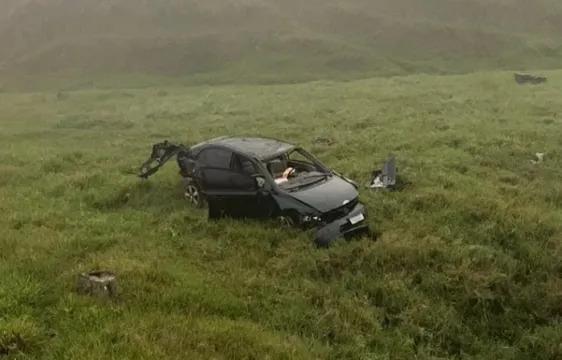 Carro com cinco ocupantes sai da pista e capota; uma vítima ficou presa às ferragens e o motorista morreu