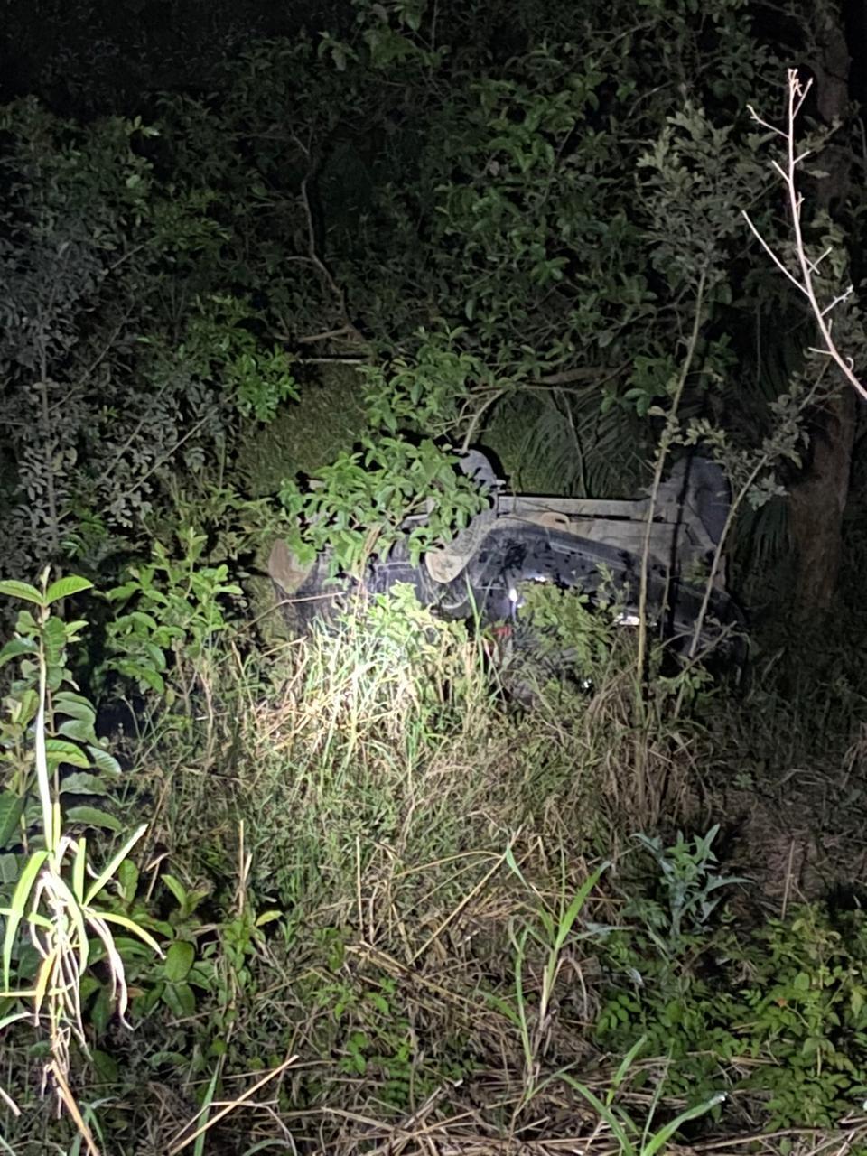 Carro com cinco pessoas cai em ribanceira em Vidal Ramos 
