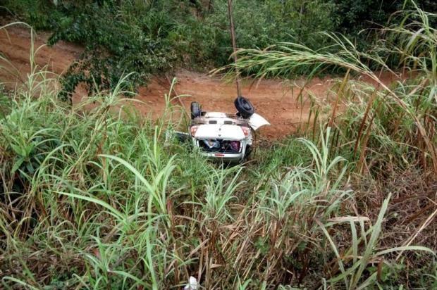 Carro com cinco pessoas cai em ribanceira na BR-470 em Ibirama