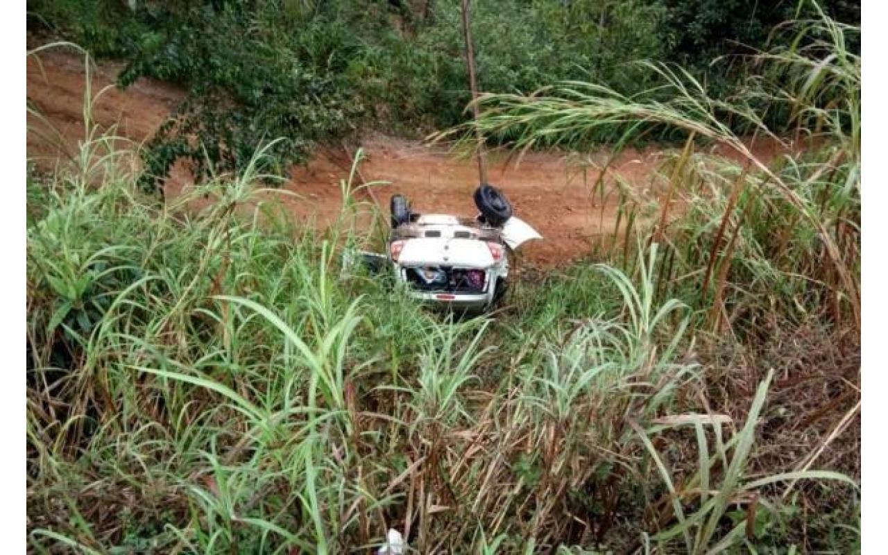 Carro com cinco pessoas cai em ribanceira na BR-470 em Ibirama