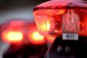 Carro com mãe e filha dentro capota após desviar de buracos