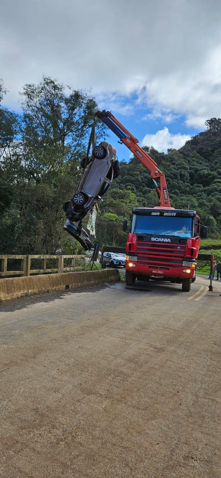 Carro com quatro corpos é retirado de rio