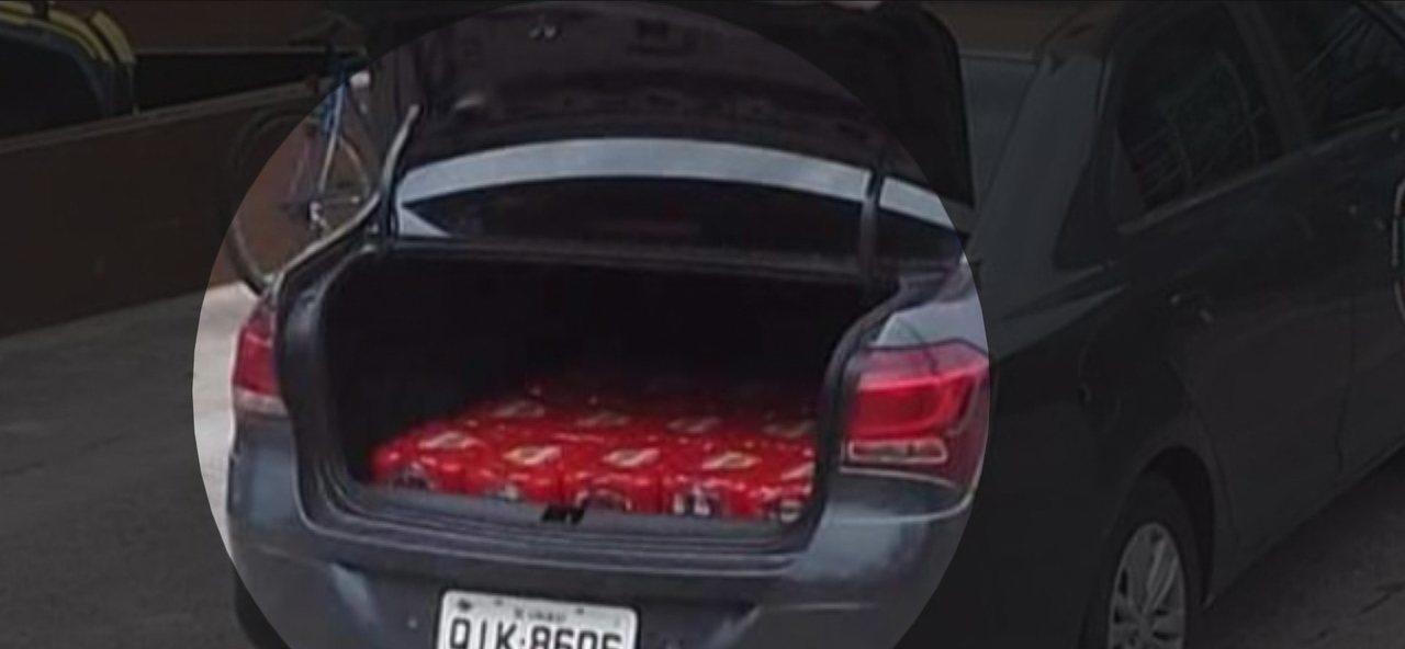 Carro de Câmara Municipal é flagrado com fardos de cerveja dentro do porta-malas em praia de Florianópolis