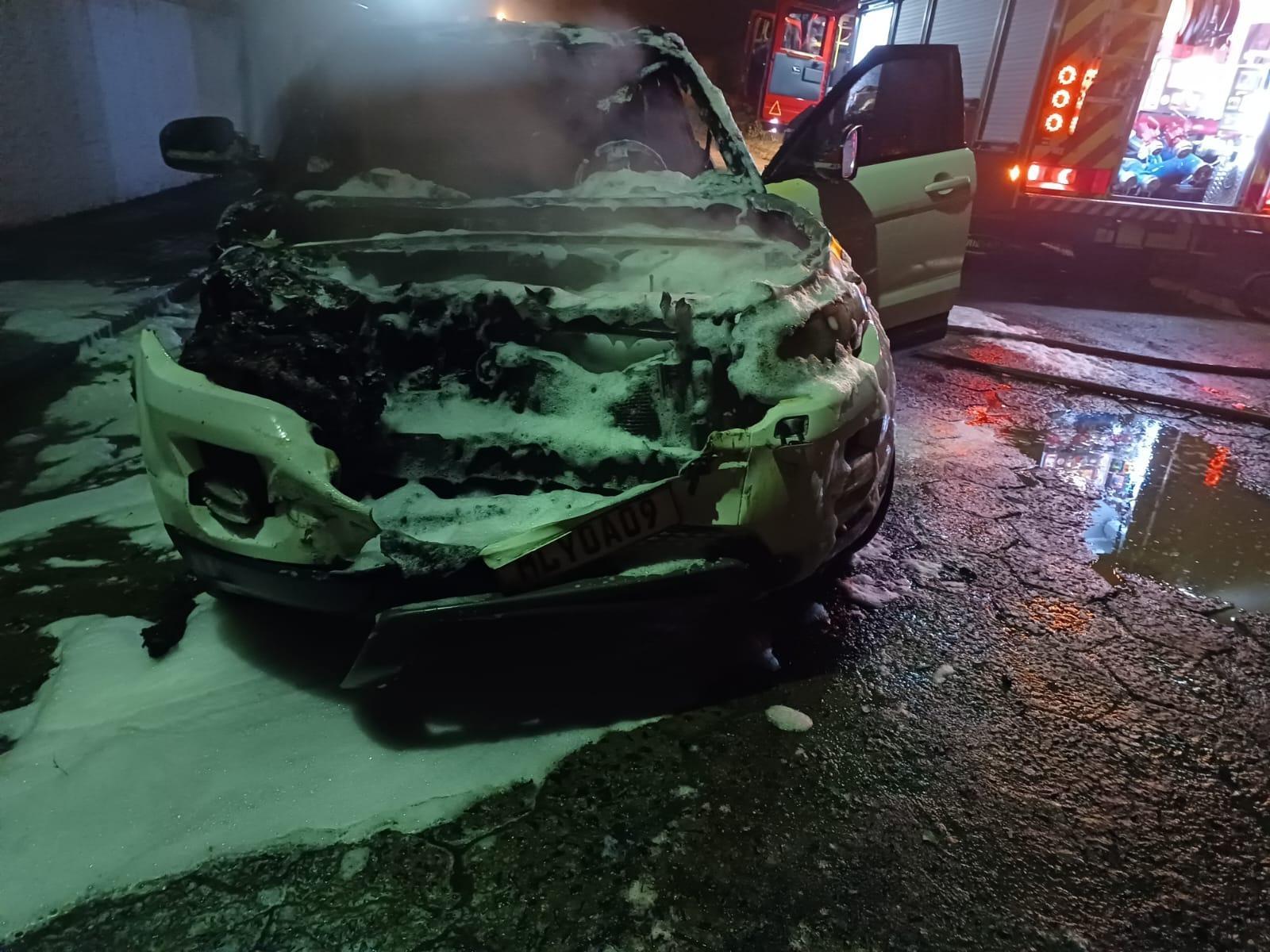 Carro de luxo pega fogo e fica destruído no Alto Vale
