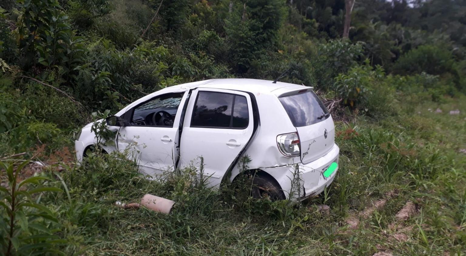 Carro despenca de altura de cerca de 20 metros