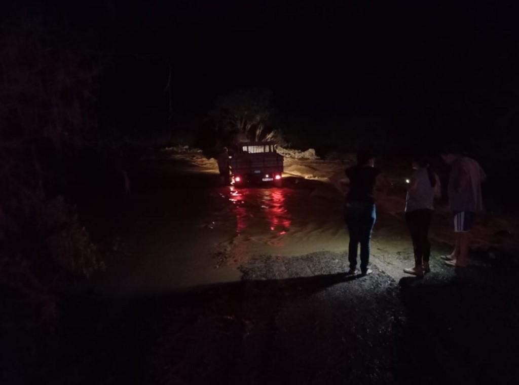 Carro é arrastado pela correnteza em Vidal Ramos com duas pessoas dentro