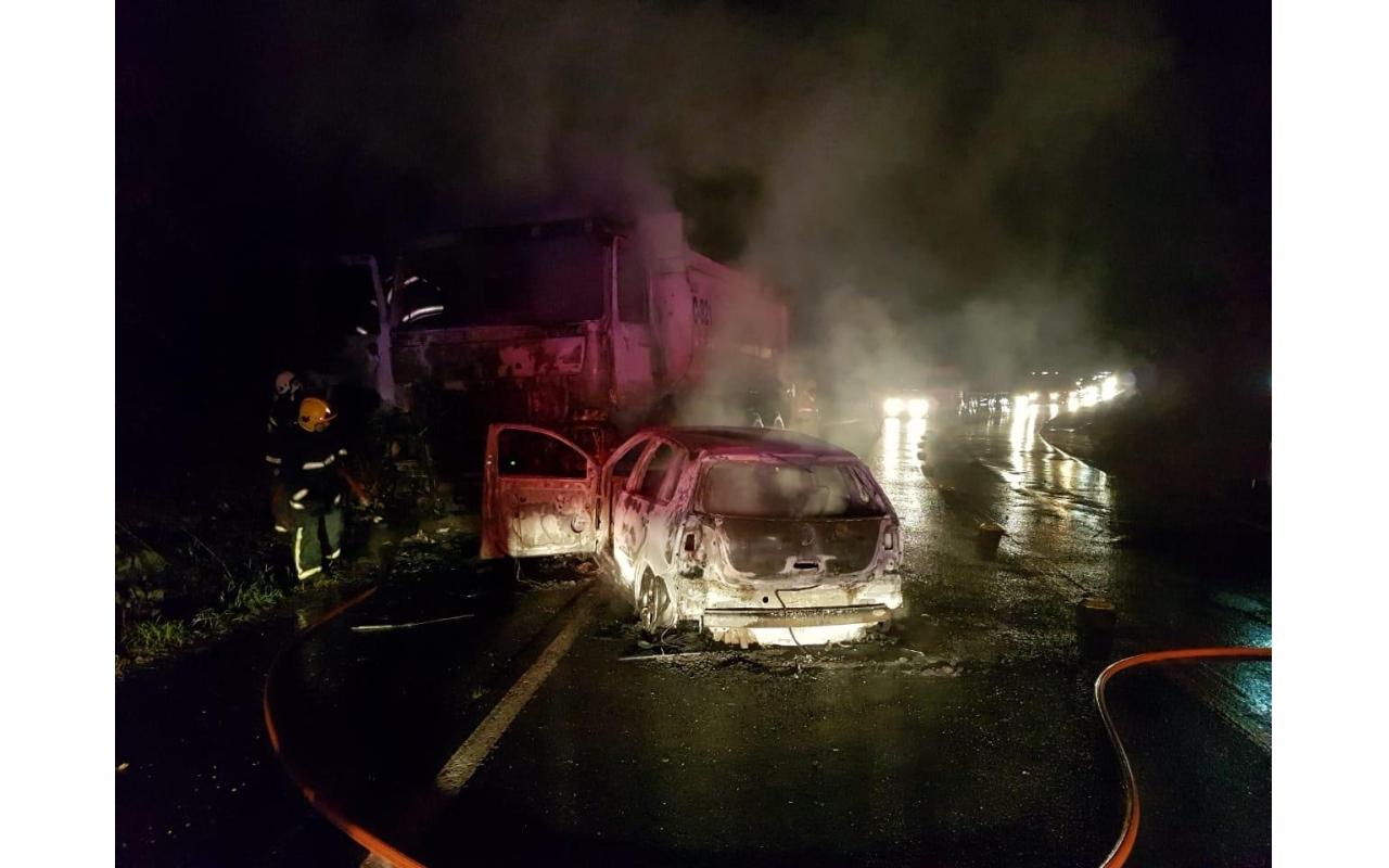 Carro e caminhão pegam fogo após acidente na SC-350 em Aurora 
