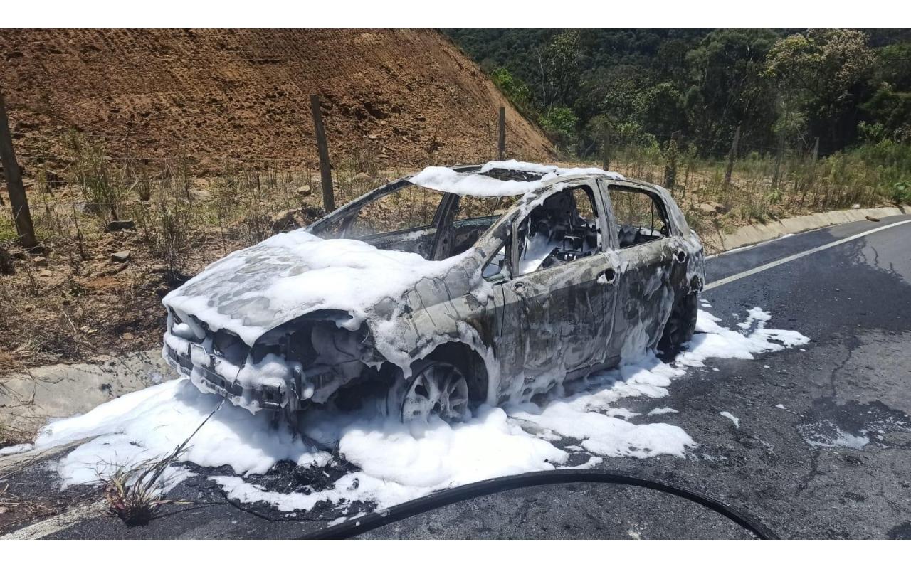 Carro é consumido pelo fogo na Serra do Tucano