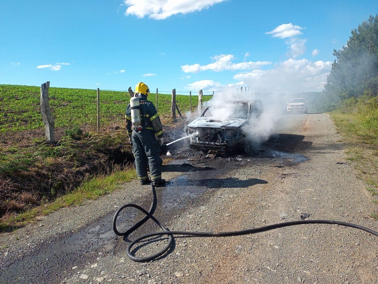 Carro é destruído pelo fogo em Bom Retiro 