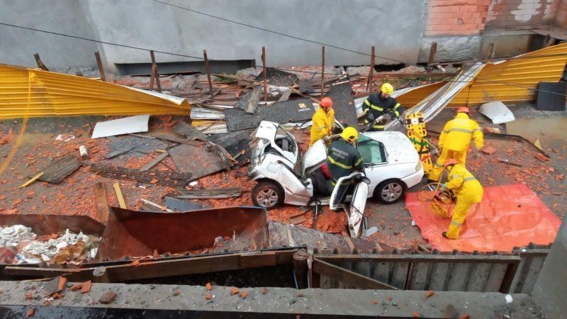 Carro e motorista são esmagados por parede de prédio em construção em Piçarras