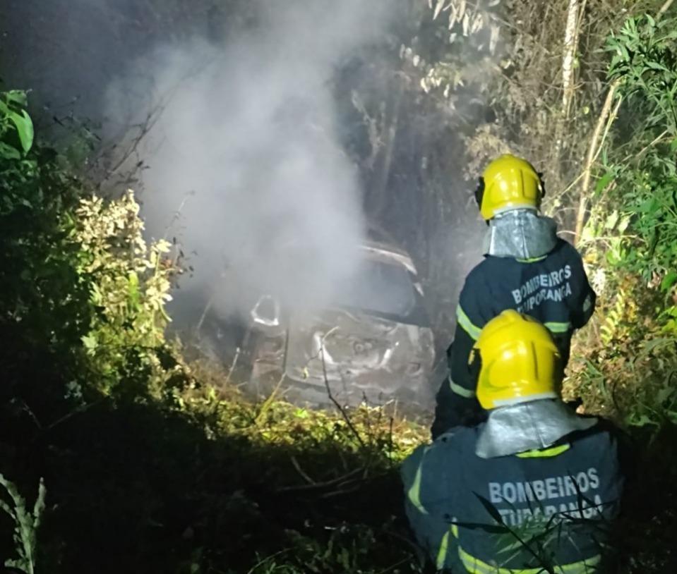Carro é roubado e condutor feito refém em ocorrência em que o veículo ainda foi incendiado