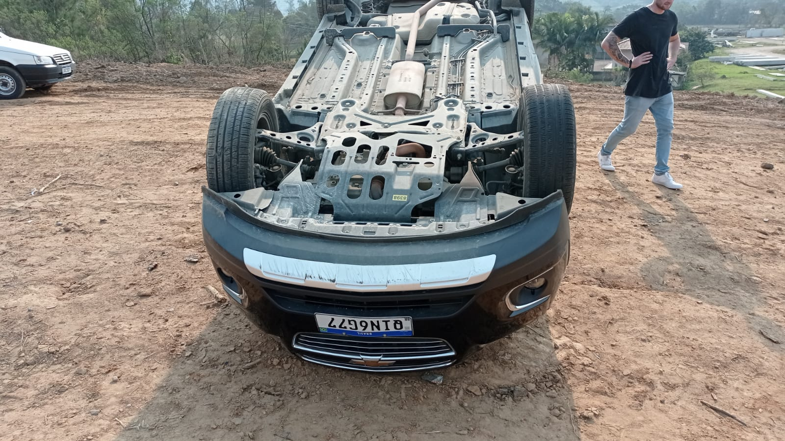 Carro com placas de Leoberto Leal se envolve em acidente na BR-470