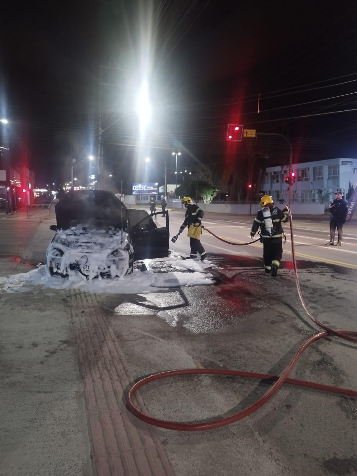 Carro fica destruído após pegar fogo 
