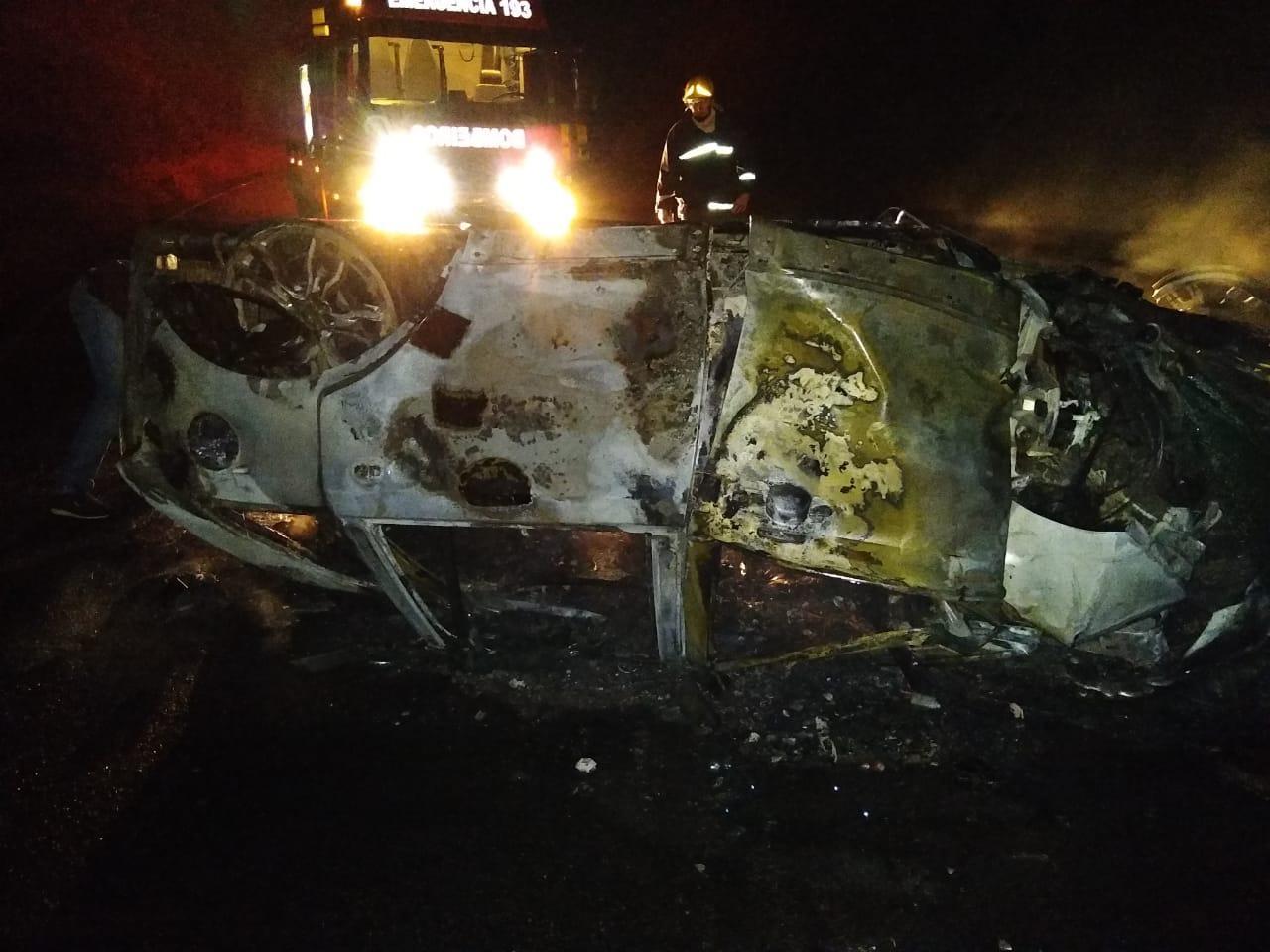 Carro pega fogo após bater em barranco e capotar em Chapadão do Lageado