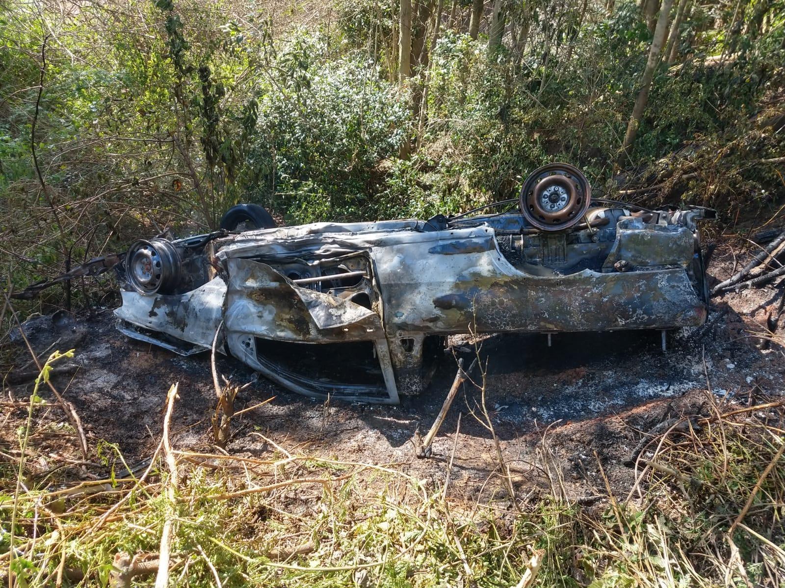Carro pega fogo após cair em ribanceira no Alto Vale 