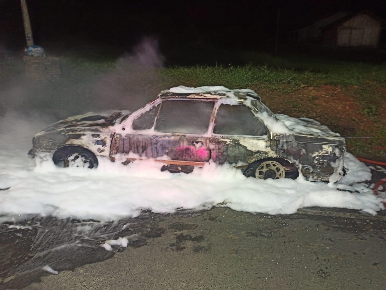 Carro pega fogo e fica destruído