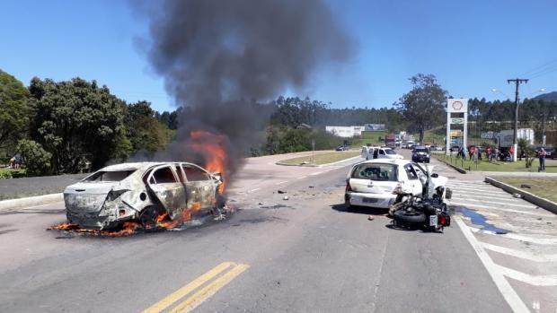 Carro pega fogo e oito pessoas ficam feridas em acidente na BR-470, em Lontras