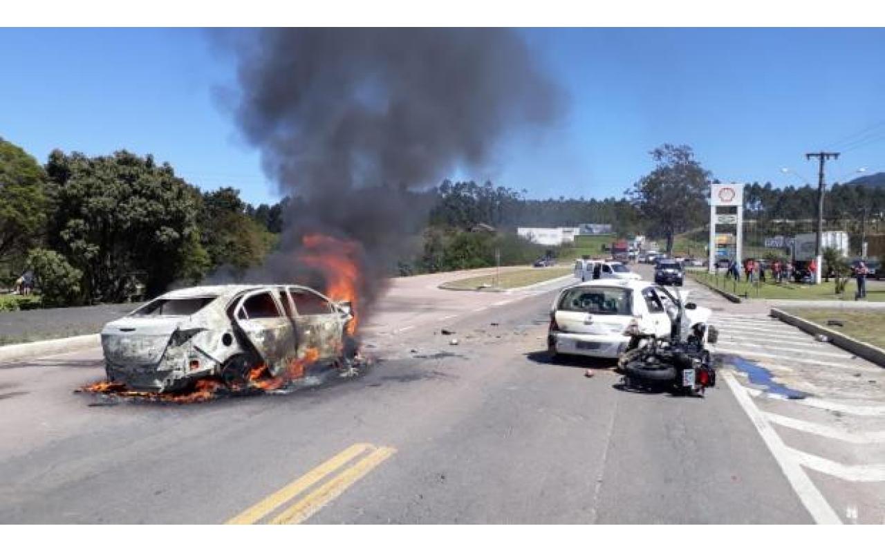 Carro pega fogo e oito pessoas ficam feridas em acidente na BR-470, em Lontras
