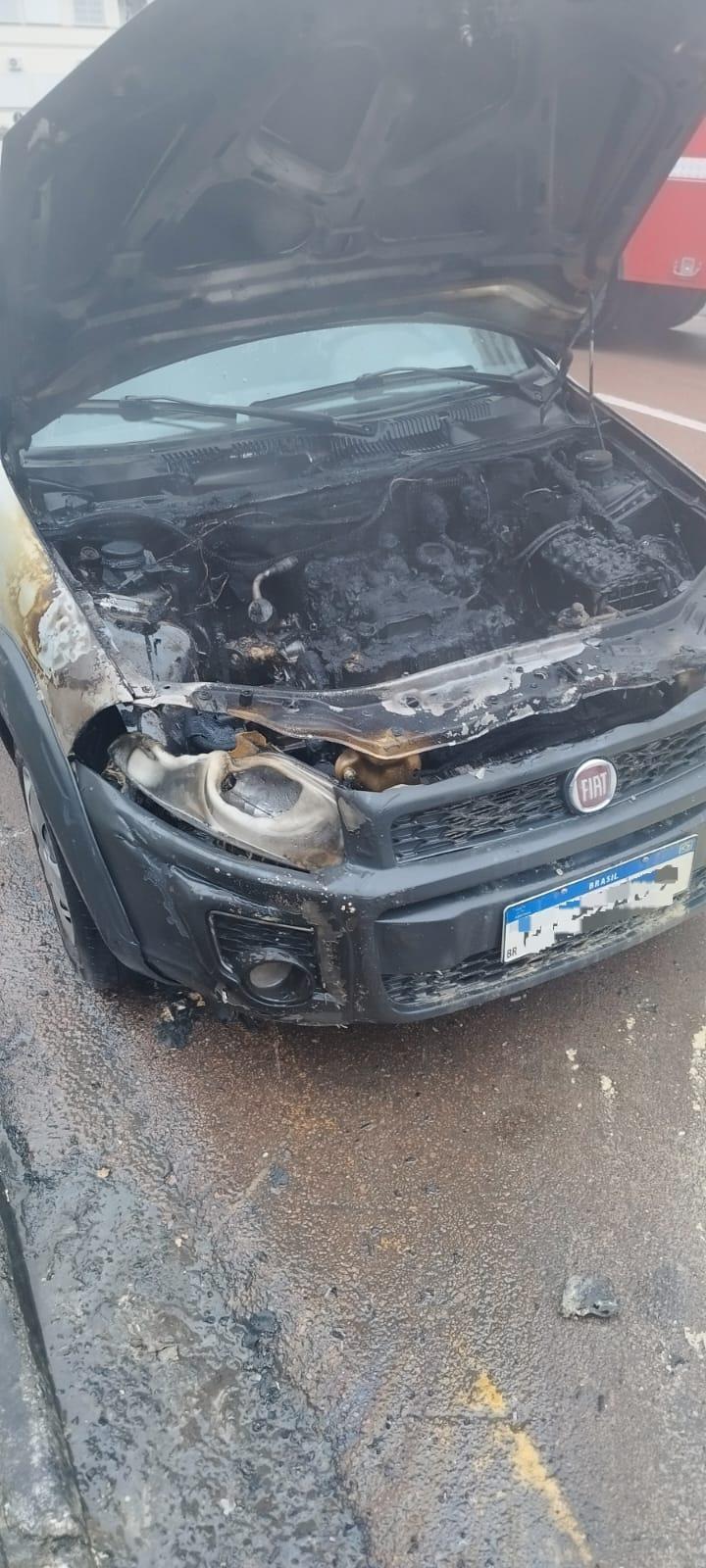 Carro pega fogo no centro de Ituporanga