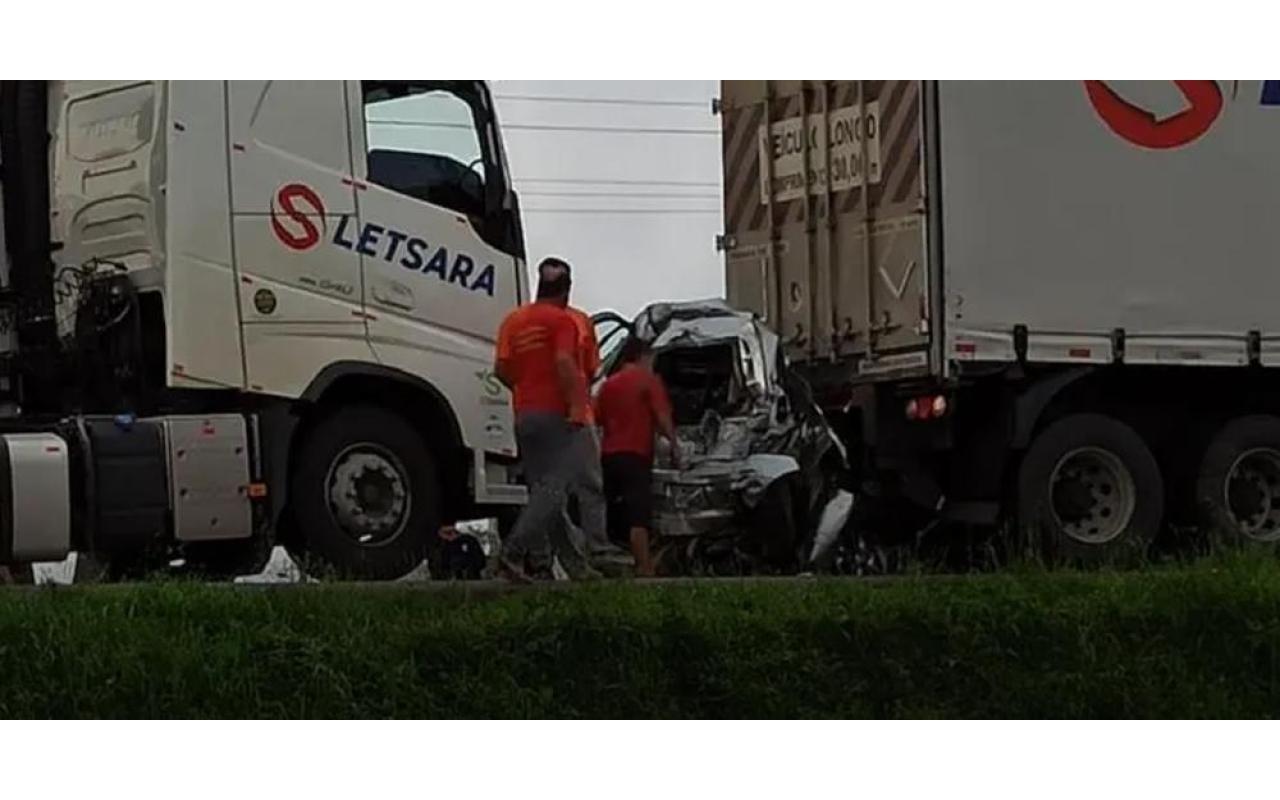 Carro prensado por caminhões causa morte de 2 mulheres