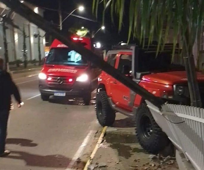 Carro sai da pista e bate contra muro e poste no Alto Vale