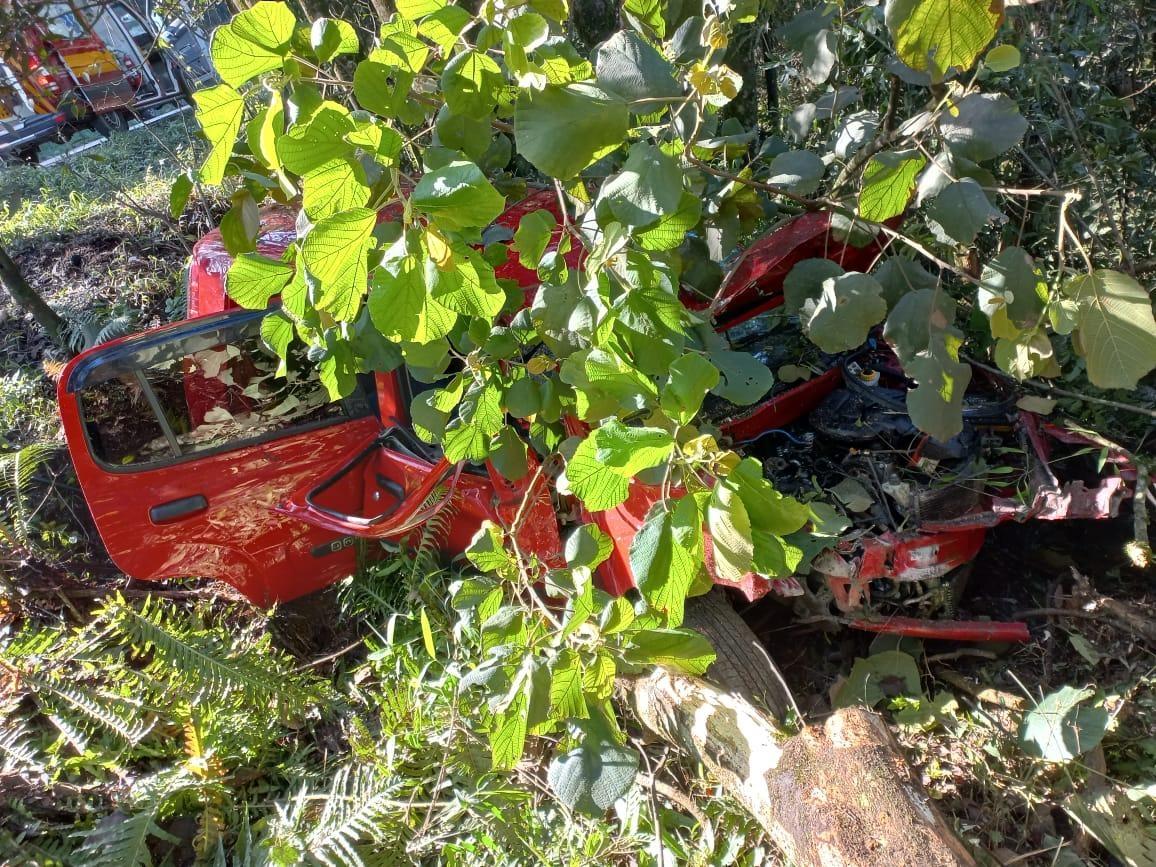 Carro sai da pista e bate em árvore na BR-470 em Trombudo Central